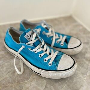 Blue converse size 7 women’s size 5 men’s